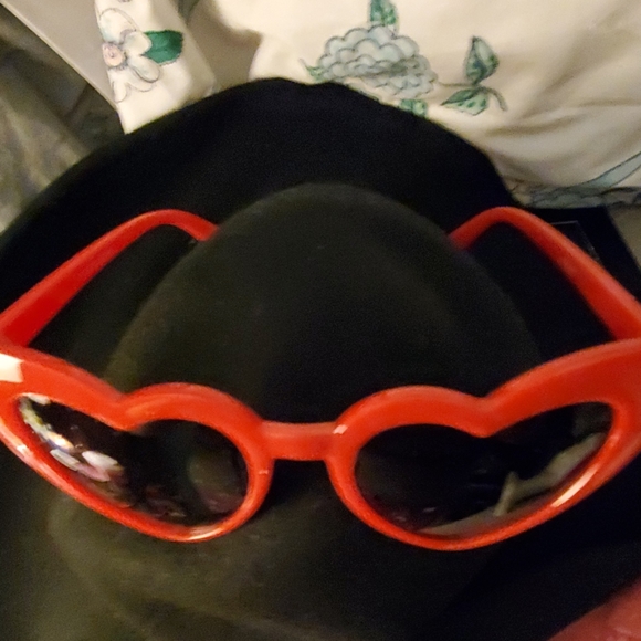 Pair of new red heart glasses with 400uv - Picture 3 of 6